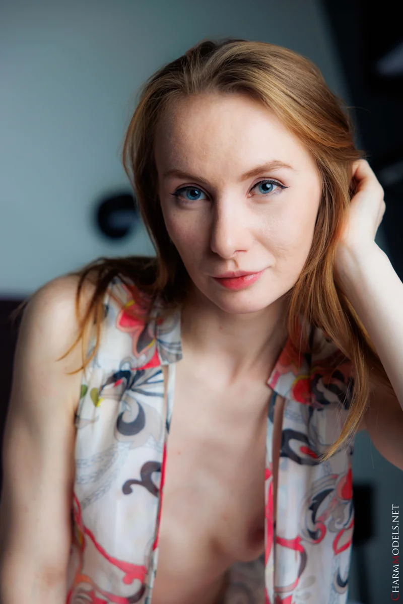 Vi Ezra sexy girl on the bed with pretty smile Preview picture 8