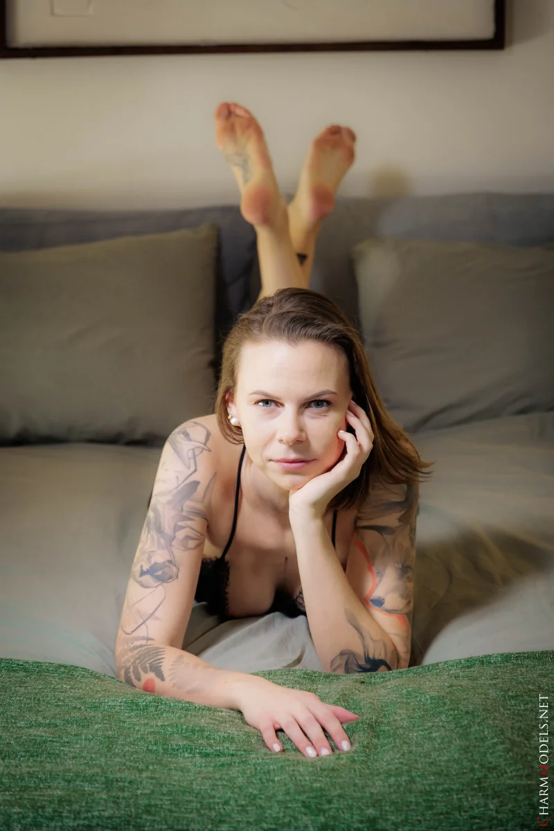 Melissa test photoset on the bed Preview picture 1