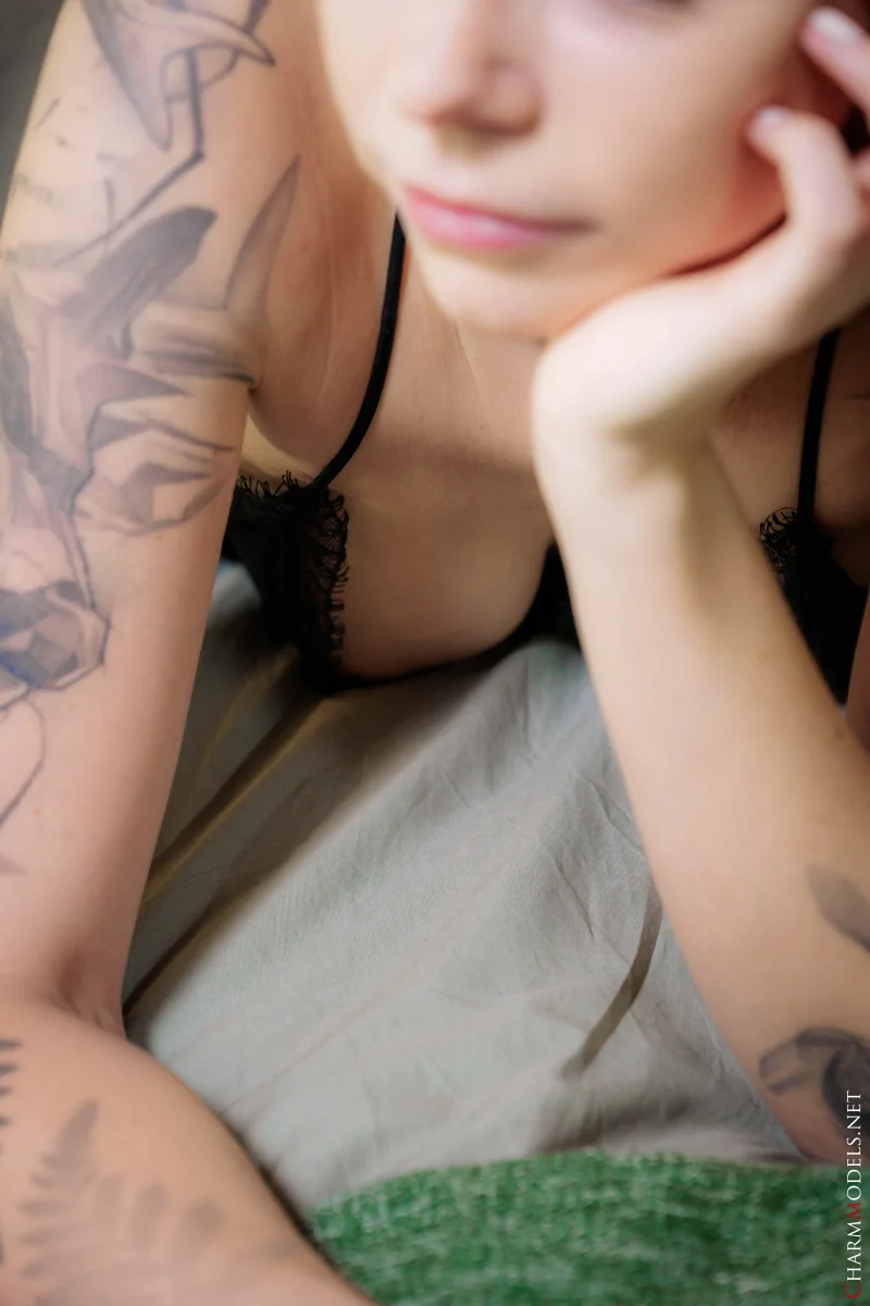 Melissa test photoset on the bed Preview picture 3